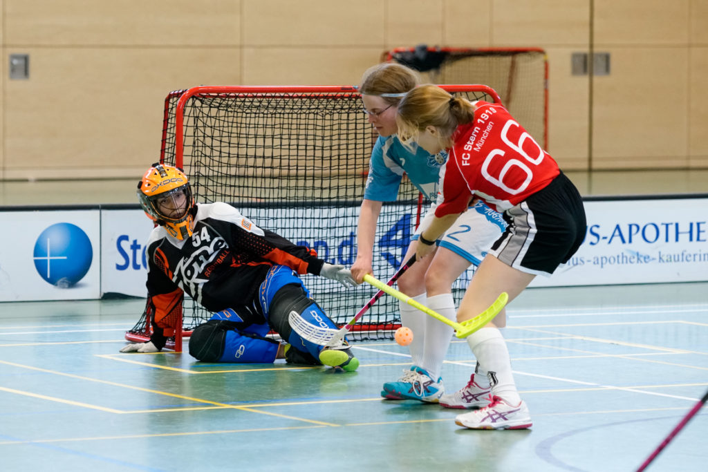 Floorball ist ein torreiches Spiel, hier geht es zwischen den Damen aus Augsburg/Nürnberg und München zur Sache. Doch welche Torgröße ist für die jüngeren Altersklassen die richtige? (Quelle: Finkenzeller)